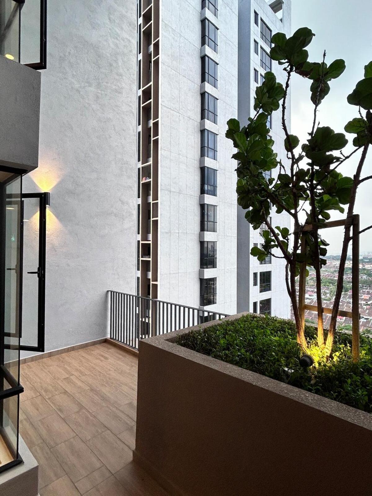 Cozy Sky Trees Fast Internet Pool Smartv Sauna A16 * Johor Bahru