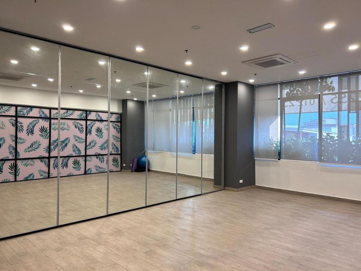 Apartemen Cozy Sky Trees Fast Internet Pool Smartv Sauna A16