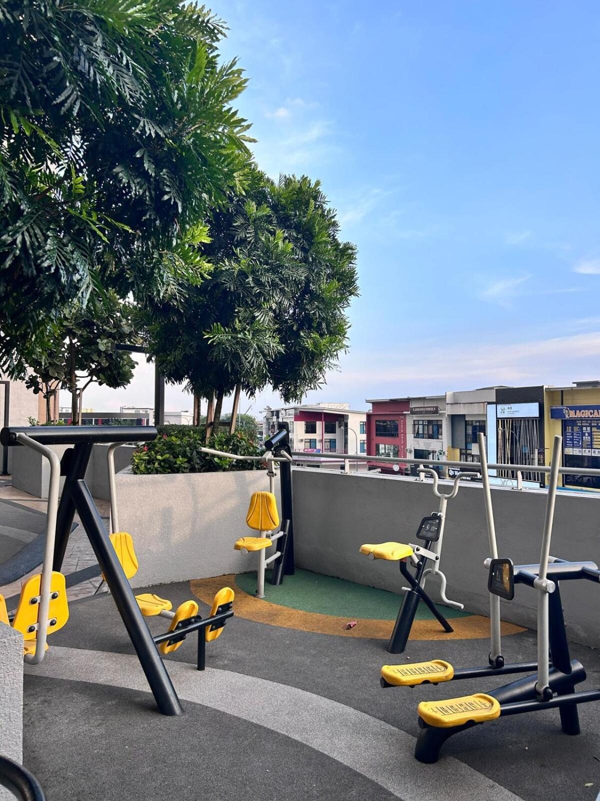 Apartemen Cozy Sky Trees Fast Internet Pool Smartv Sauna A16 *